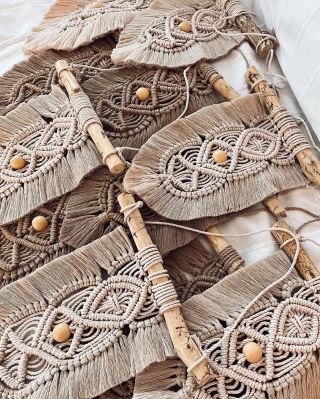 12 maxi pírek už je na cestě za novou majitelkou. 🪶 Což mi připomíná - pokud máte speciální přání (více kusů, custom...