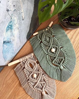 Letní kombo lístků. 🍃 Po téhle krásné zelené často saháte i na workshopech, tak snad se vám bude líbit. 😊 S tmavě béžovou...